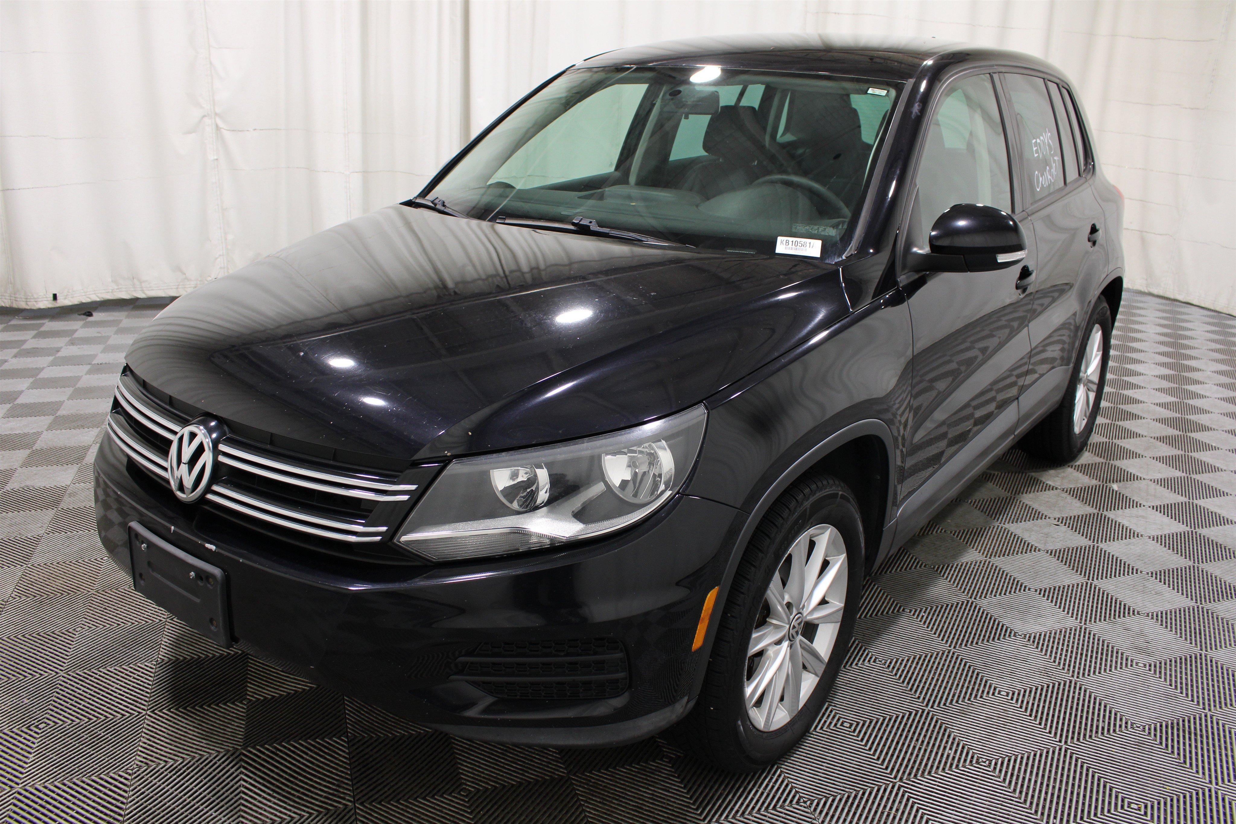 Used 2014 Deep Black Pearl Volkswagen SE image 28