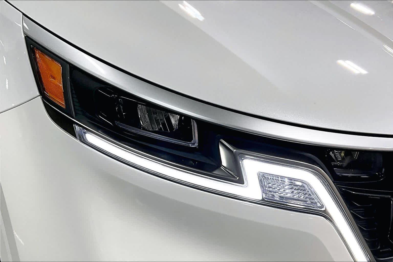 Used 2024 Snow White Pearl Kia EX image 28