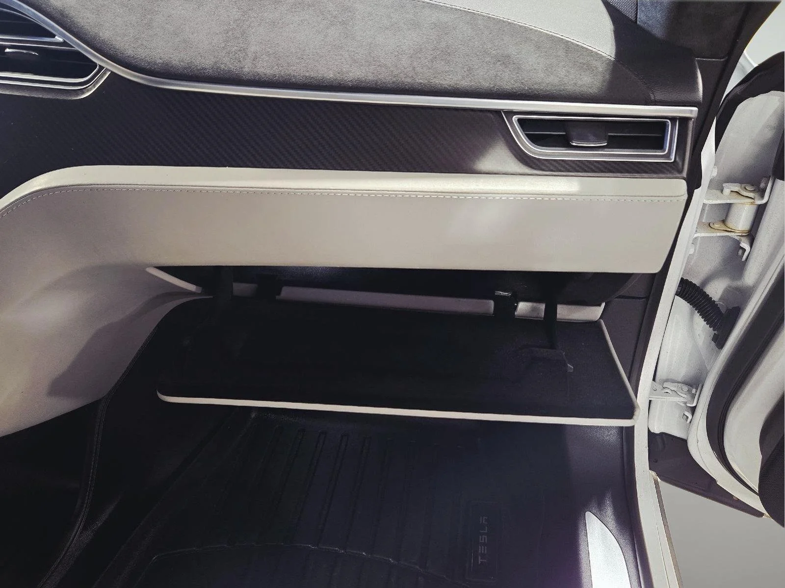 Used 2015 White Tesla P85D image 73