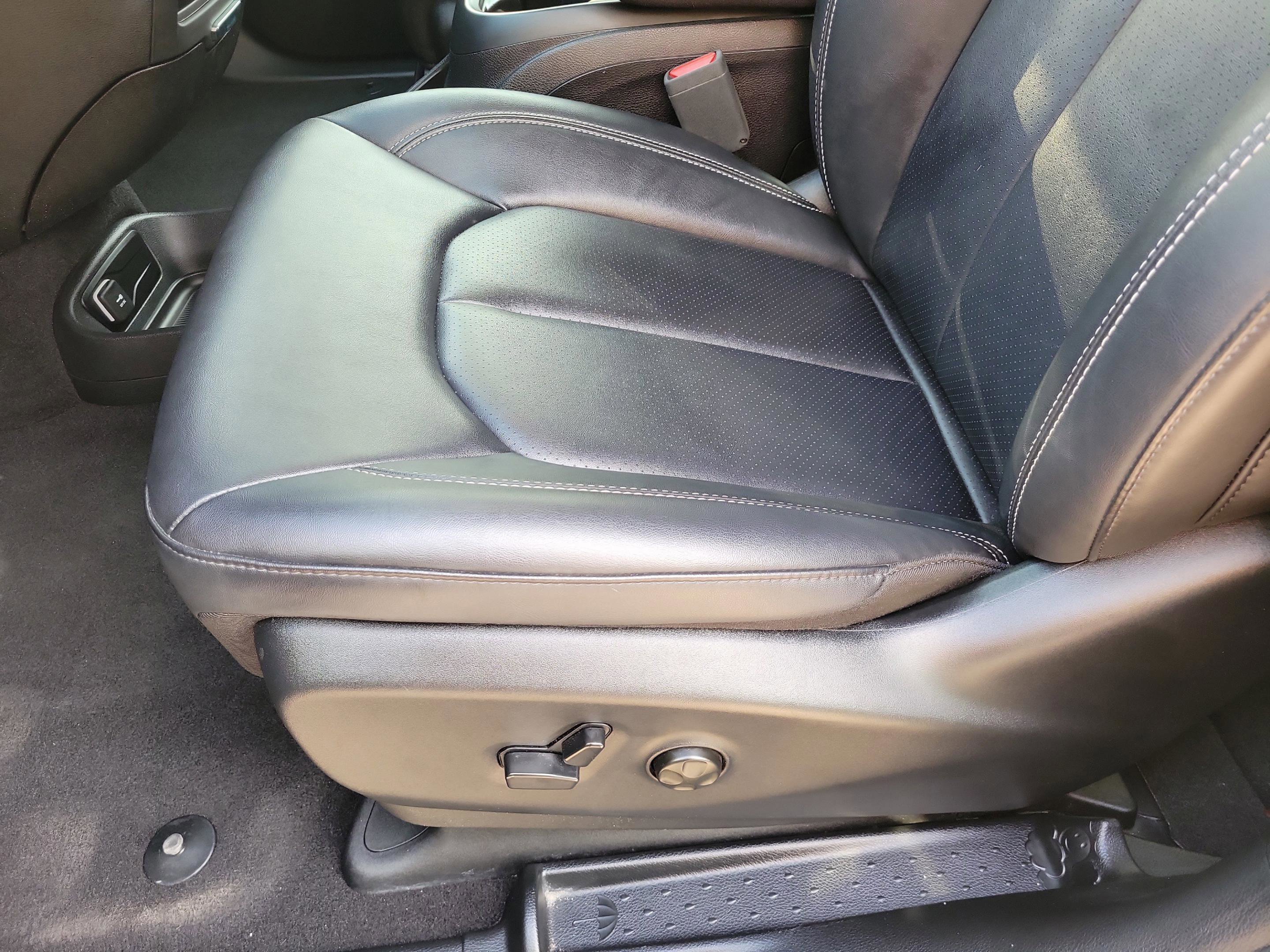 Used 2025 Diamond Black Crystal Pearlcoat Chrysler Select image 11