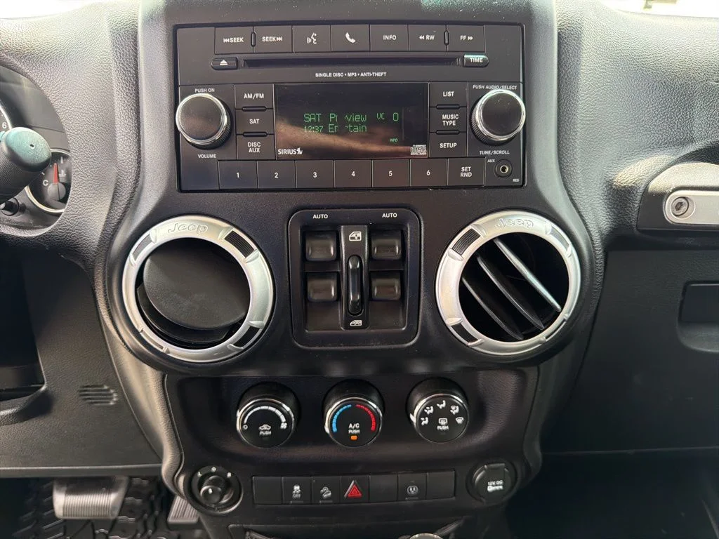 Used 2015 White Jeep Unlimited Sahara image 30