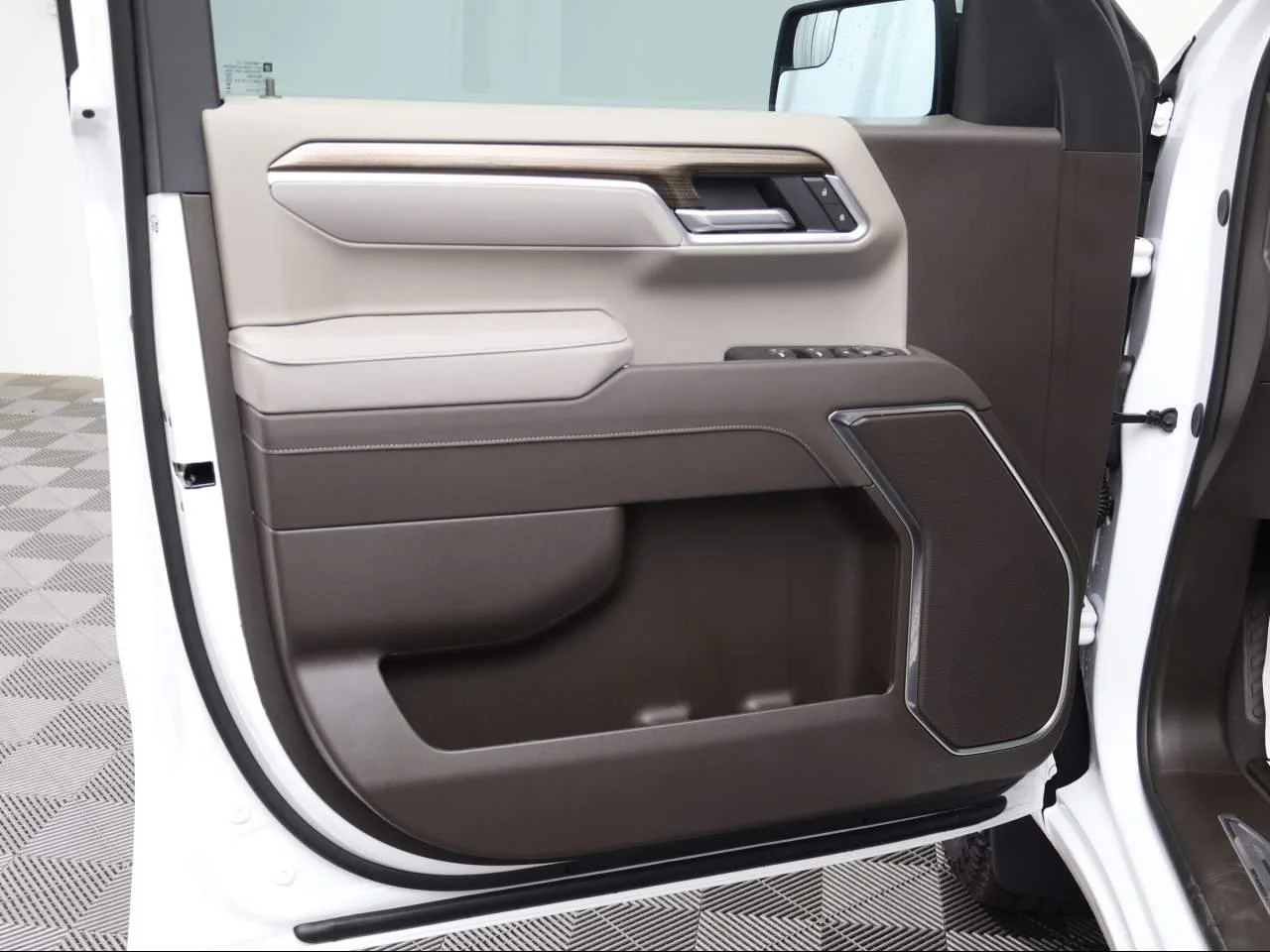 New 2026 Summit White Chevrolet LT image 31