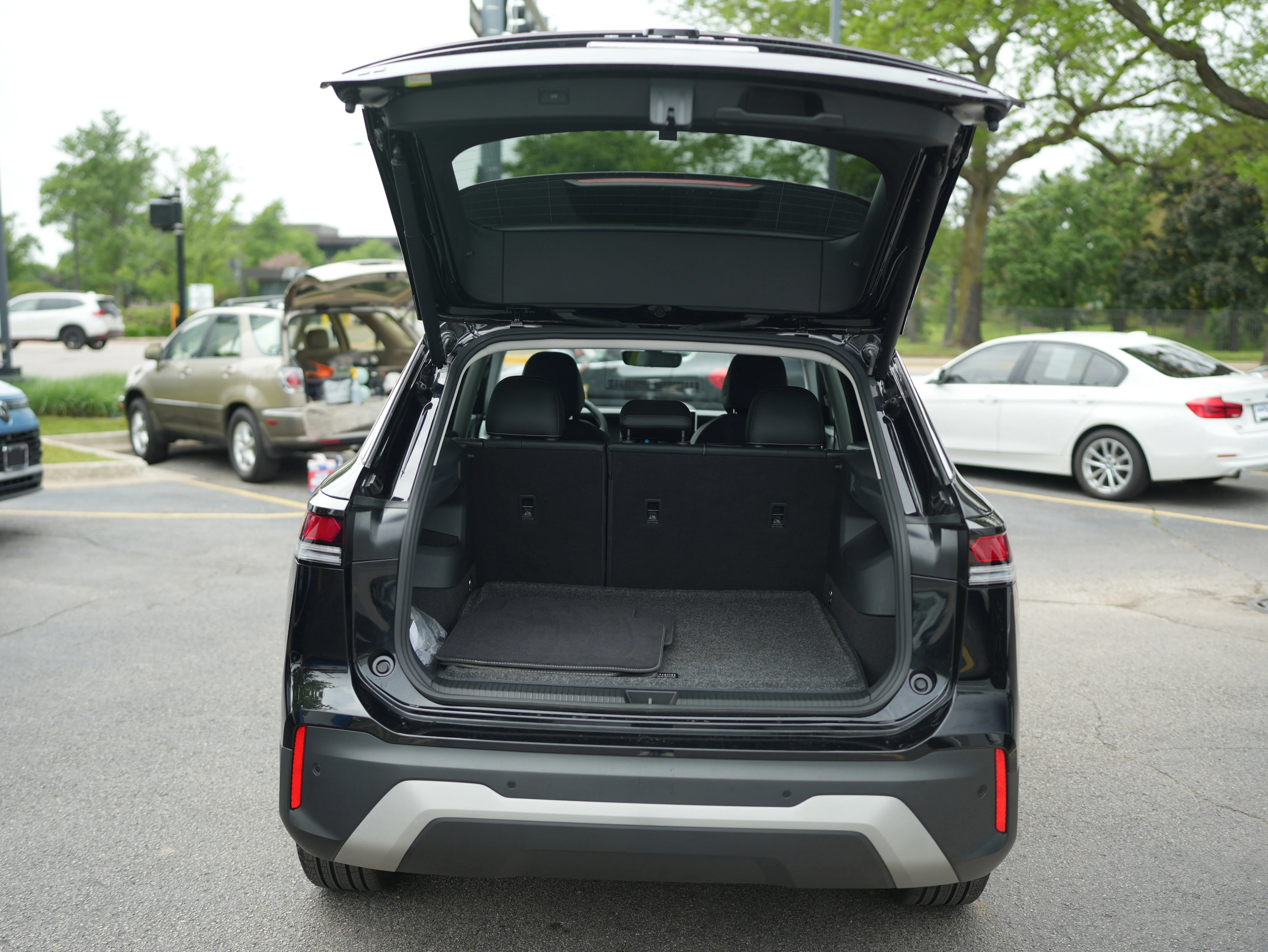 Used 2025 Black Volkswagen SE image 7