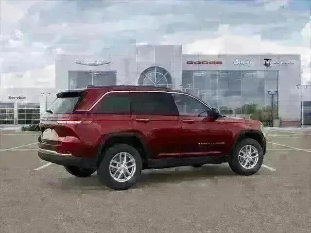 New 2025 Velvet Red Pearl-Coat Exterior Paint Jeep Laredo X image 15
