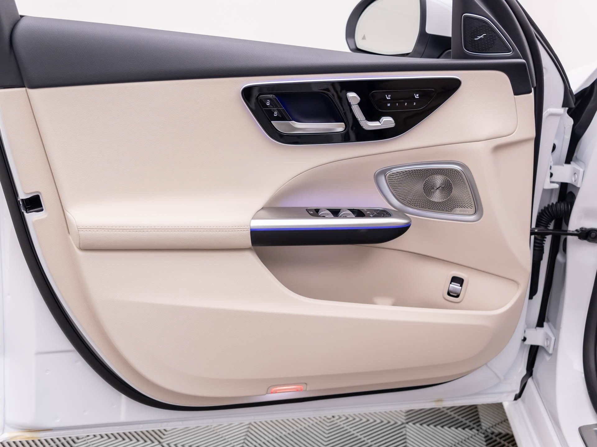 New 2026 MANUFAKTUR Moonlight White Metallic Mercedes-Benz C 300 image 60
