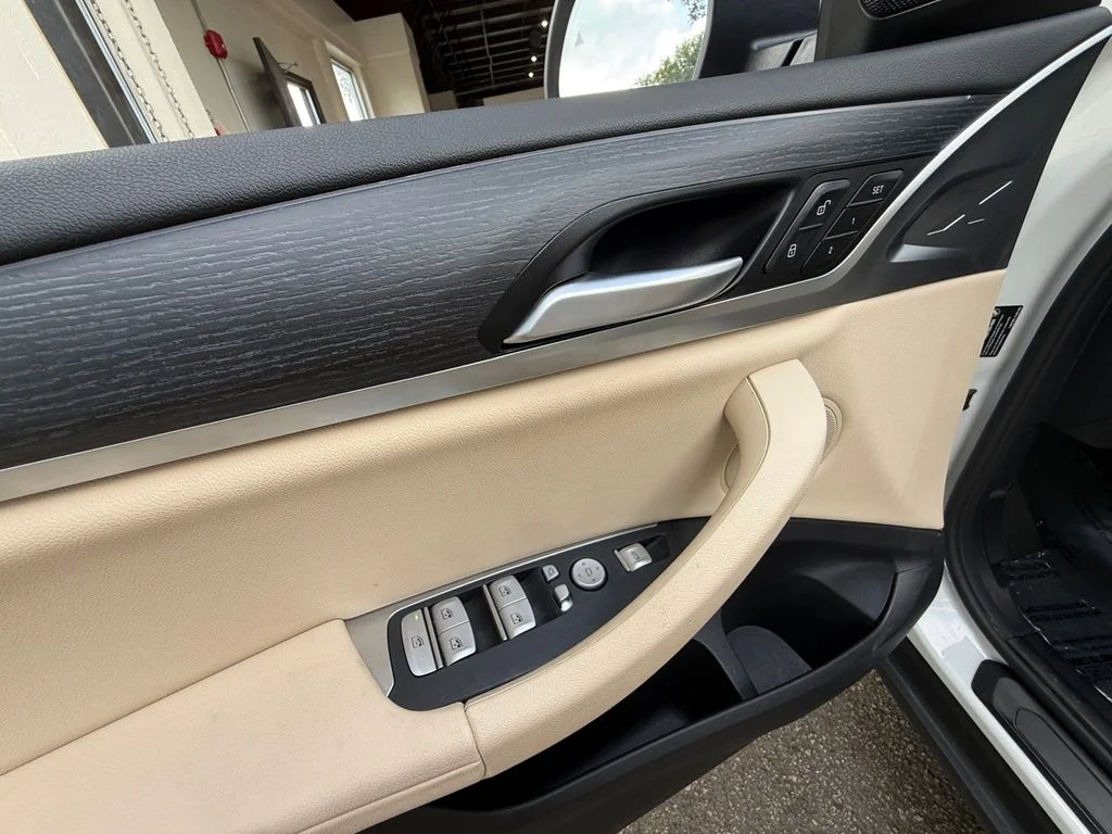 Used 2024 White BMW sDrive30i image 11