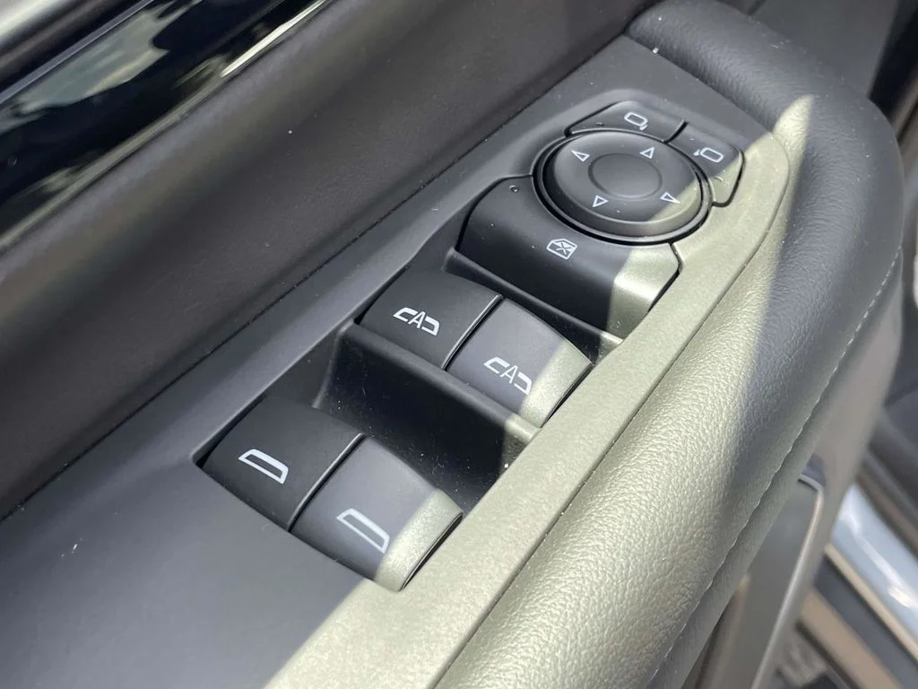 Used 2025 Gray Chevrolet Z71 image 27