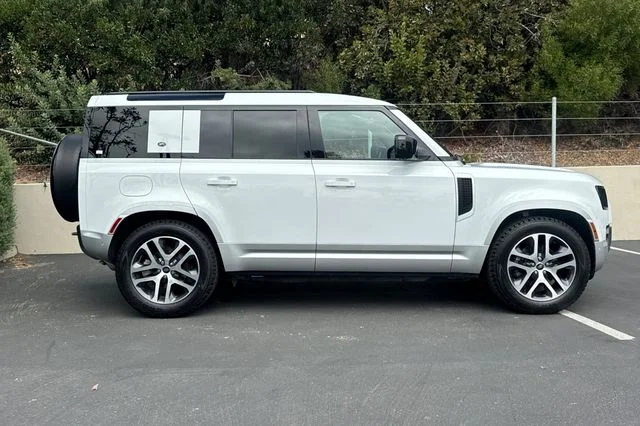 Used 2023 White Land Rover S image 6