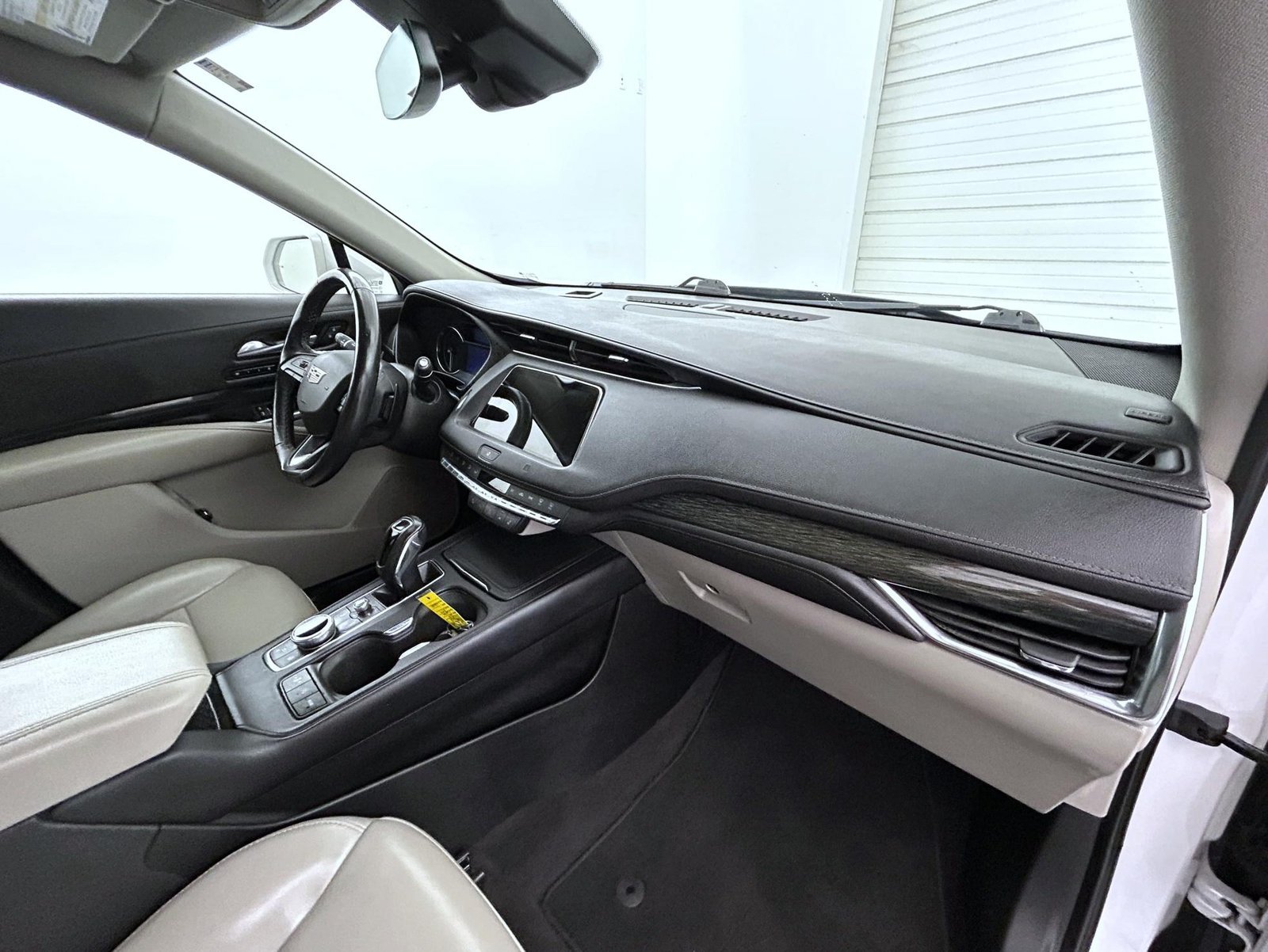 Used 2019 White Cadillac Premium Luxury image 23