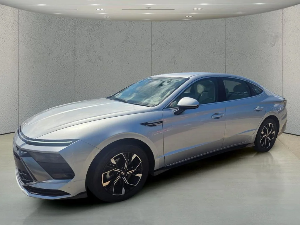 Used 2025 Silver Hyundai SEL image 9