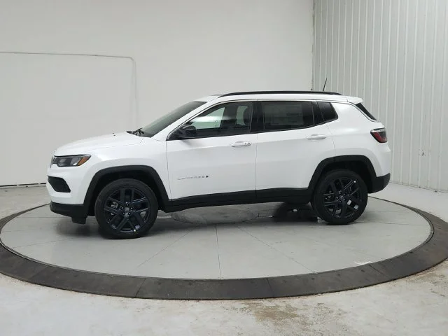 New 2026 Bright White Clear-Coat Exterior Paint Jeep Latitude image 5