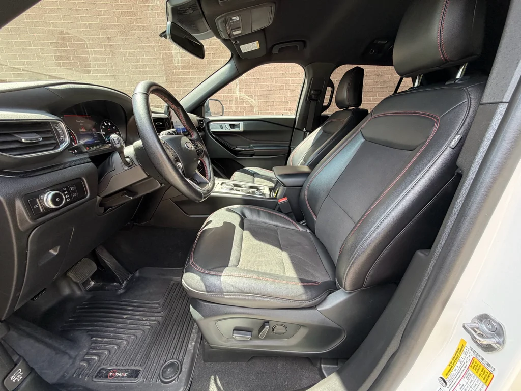 Used 2023 Star White Metallic Tri-Coat Ford ST-Line image 10