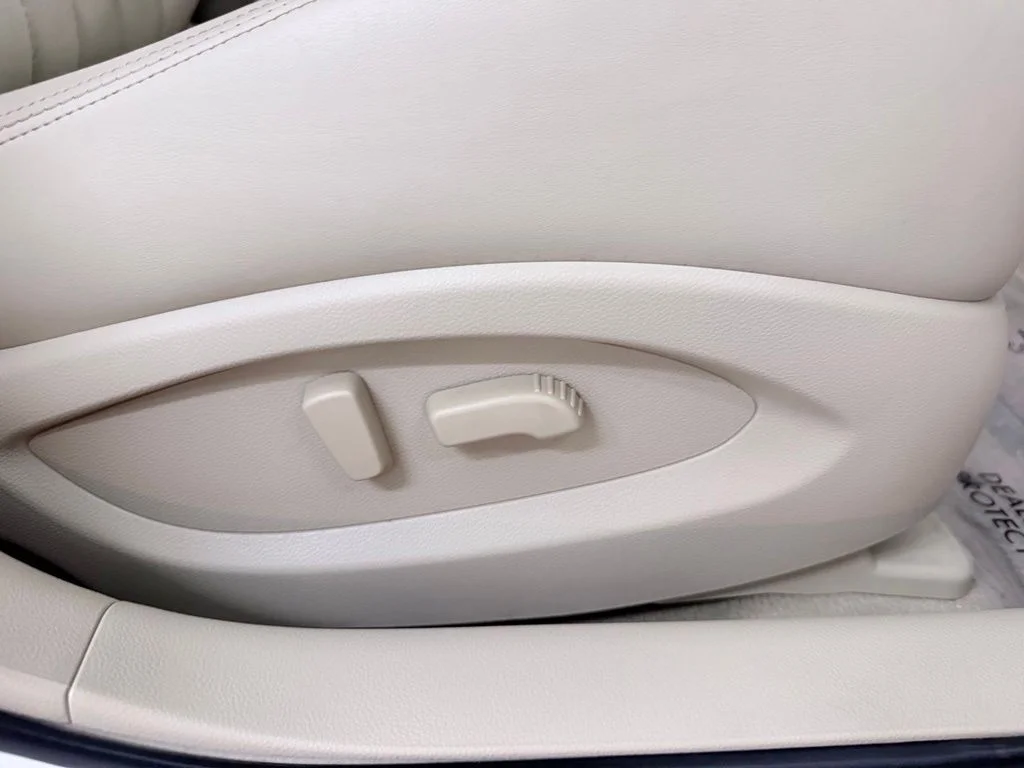 Used 2017 White INFINITI Base image 41