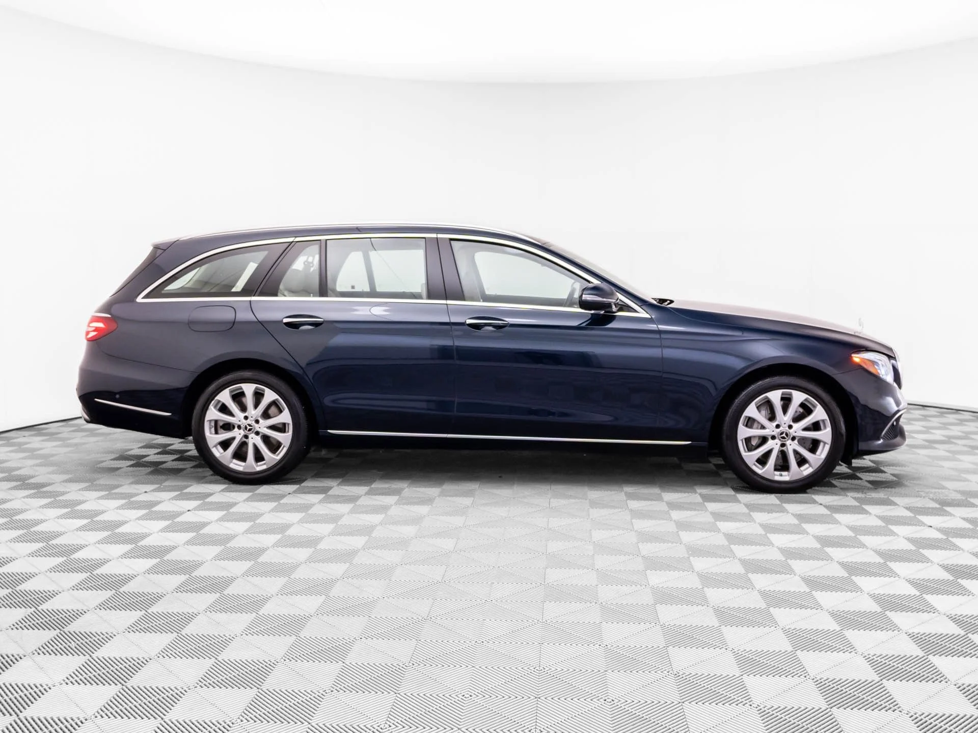 Used 2017 Black Mercedes-Benz E 400 image 6