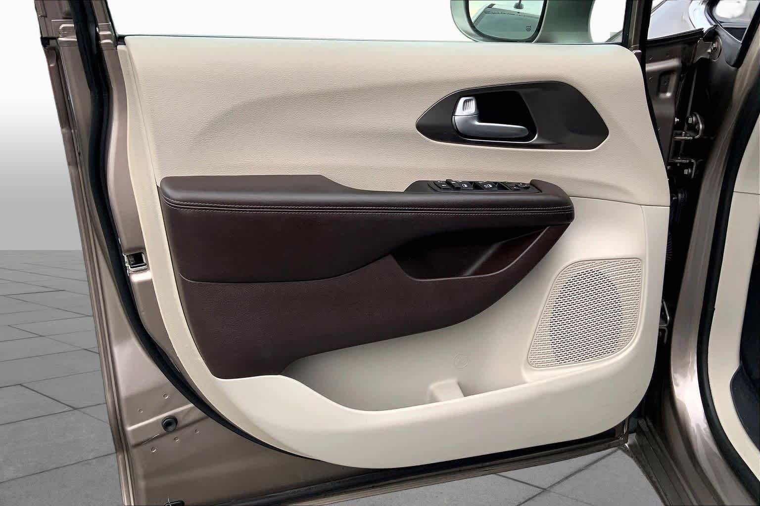 Used 2018 Molten Silver Chrysler Touring Plus image 21