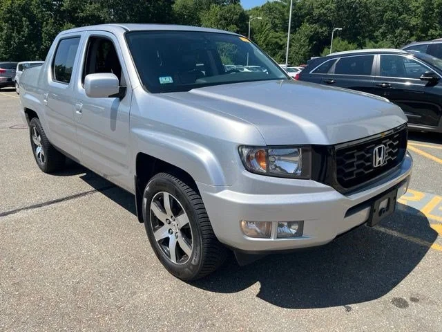 Used 2014 Alabaster Silver Metallic Honda SE image 1