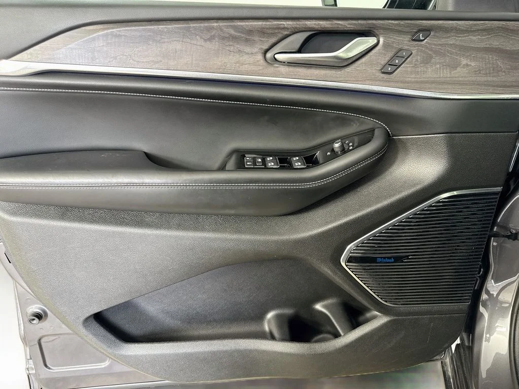 Used 2022 Gray Jeep Overland 4xe image 18