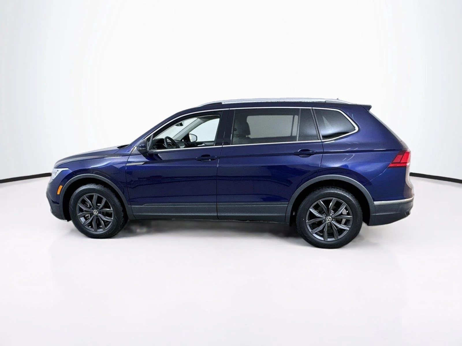 Used 2023 Atlantic Blue Metallic VOLKSWAGEN SE image 3