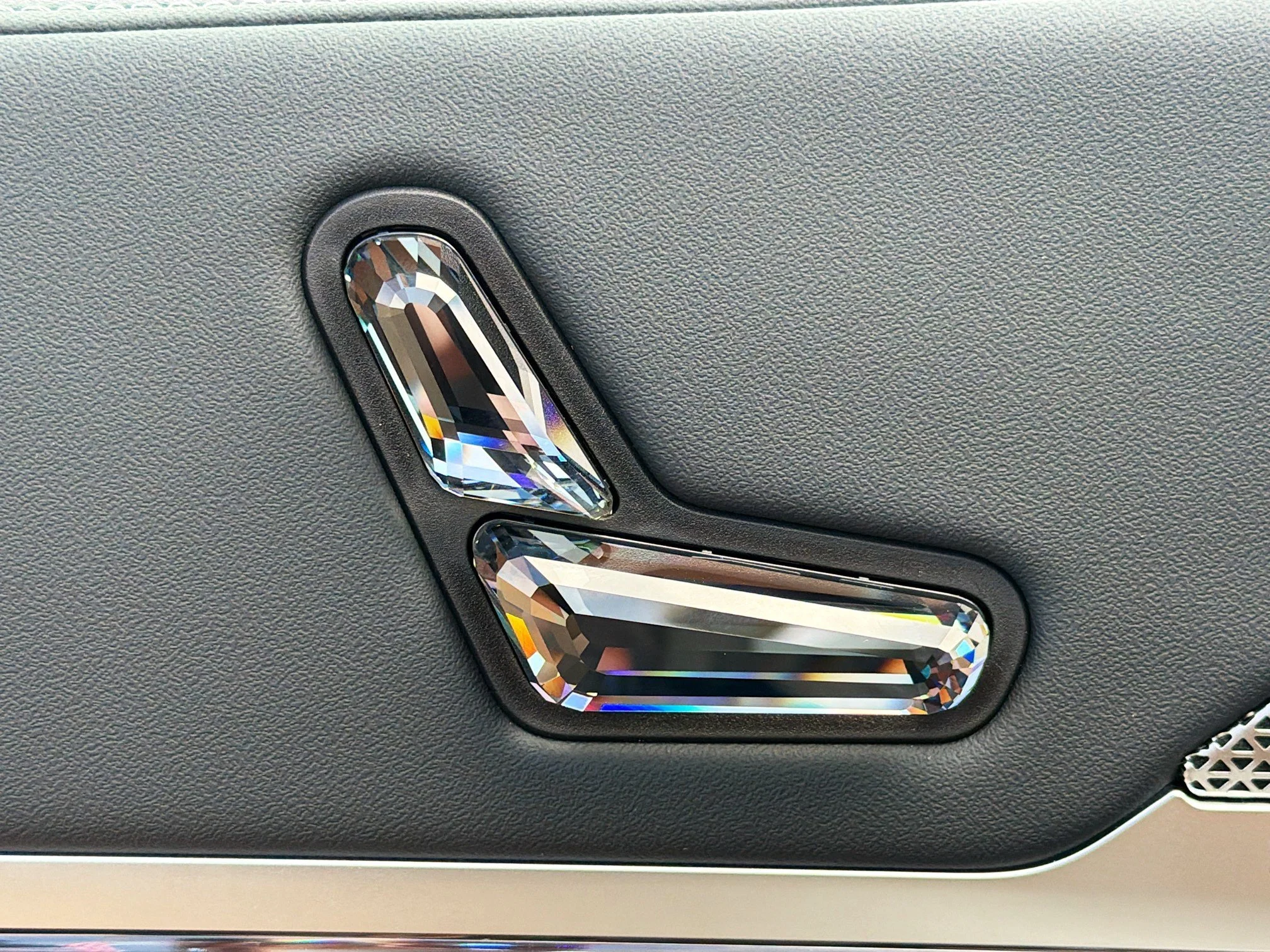 New 2026 Mineral White Metallic BMW 740i image 25