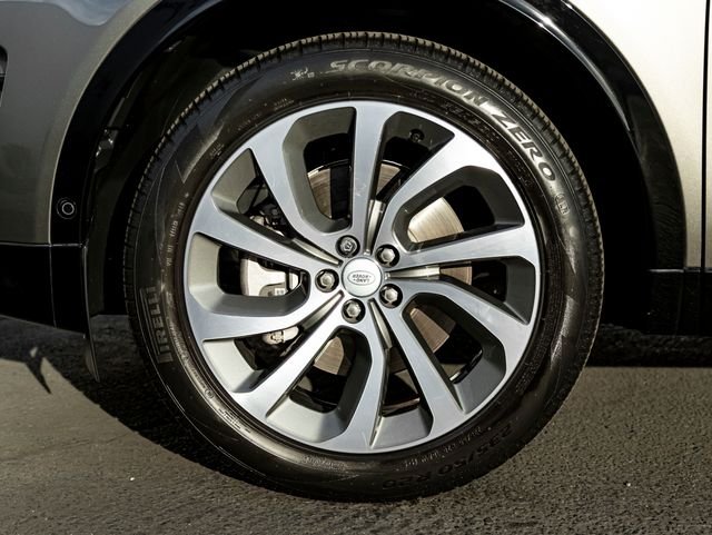 New 2024 Silicon Silver Land Rover SE image 11