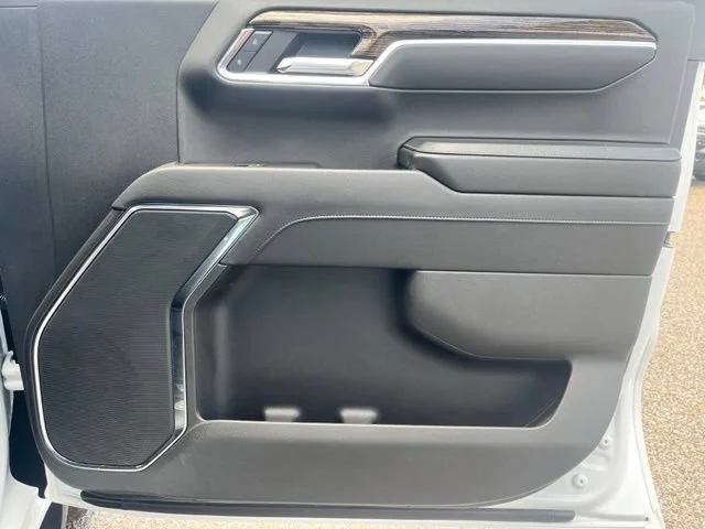 Used 2024 Summit White GMC Elevation image 28