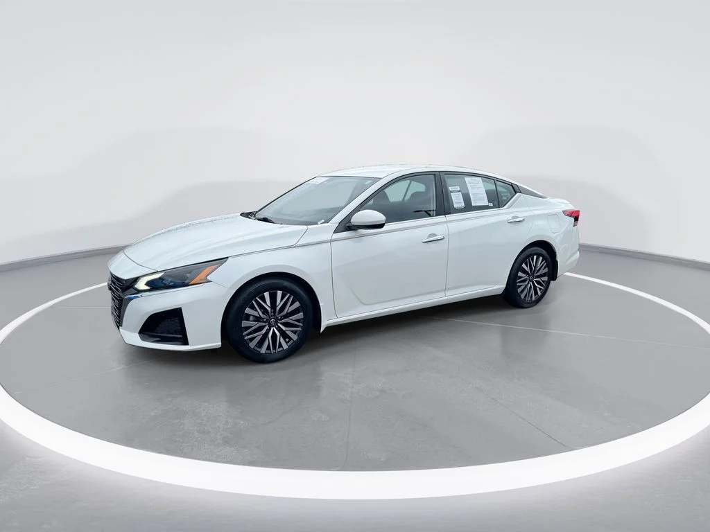 Used 2023 White Nissan 2.5 SV image 4