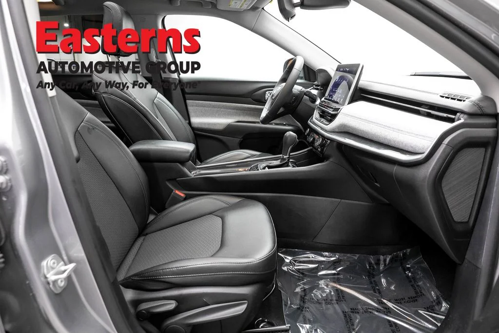 Used 2022 Silver Jeep Latitude image 25