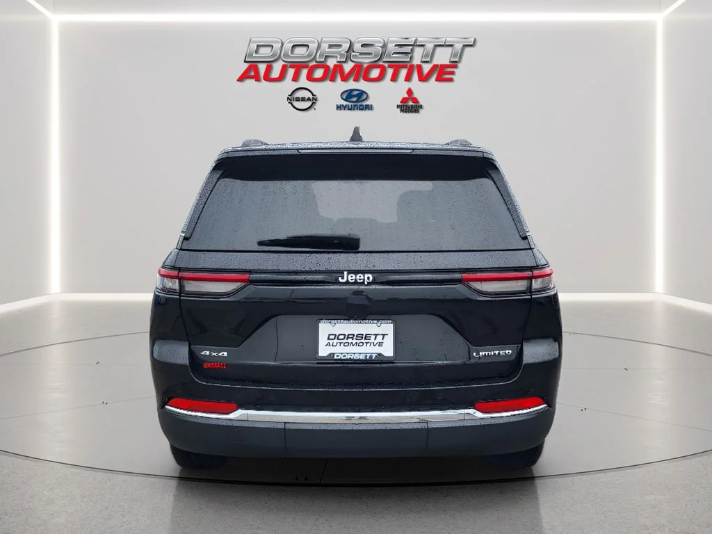 Used 2023 Diamond Black Crystal Pearlcoat Jeep Limited image 7