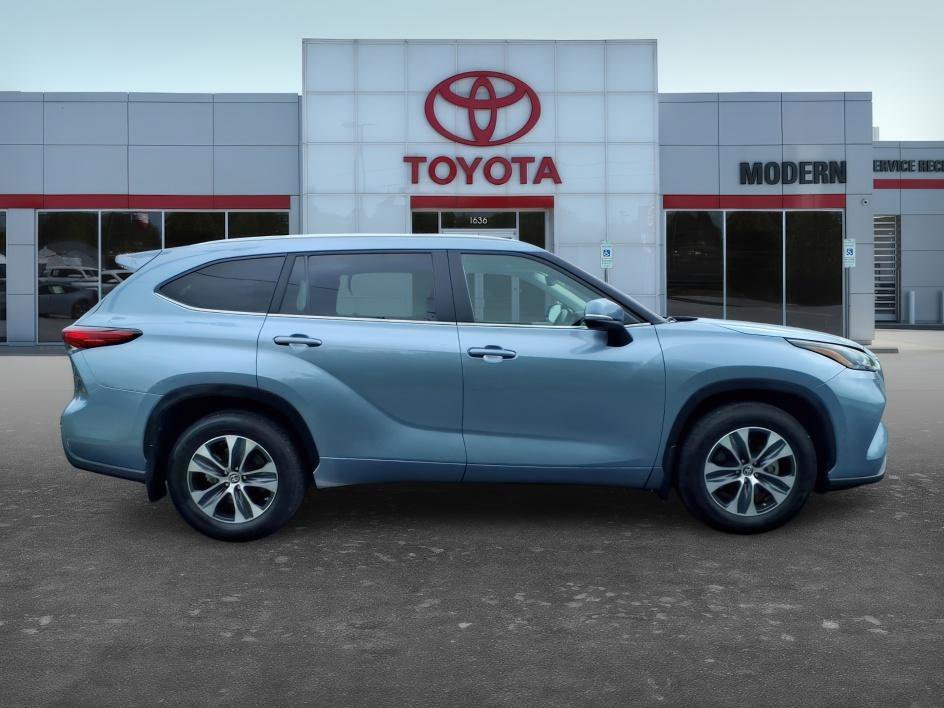 Used 2023 Moon Dust Toyota XLE image 9
