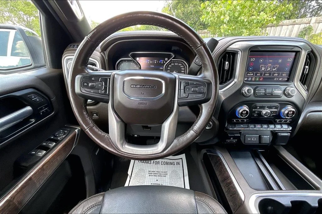 Used 2022 White Frost Tricoat GMC Denali image 5