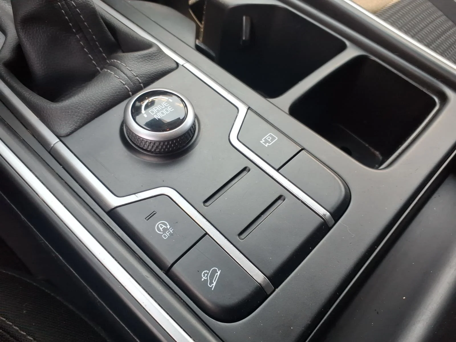 Used 2023 Glacial White Pearl Kia LX image 7