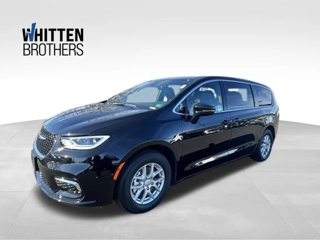 2026 Chrysler Pacifica Select's photo