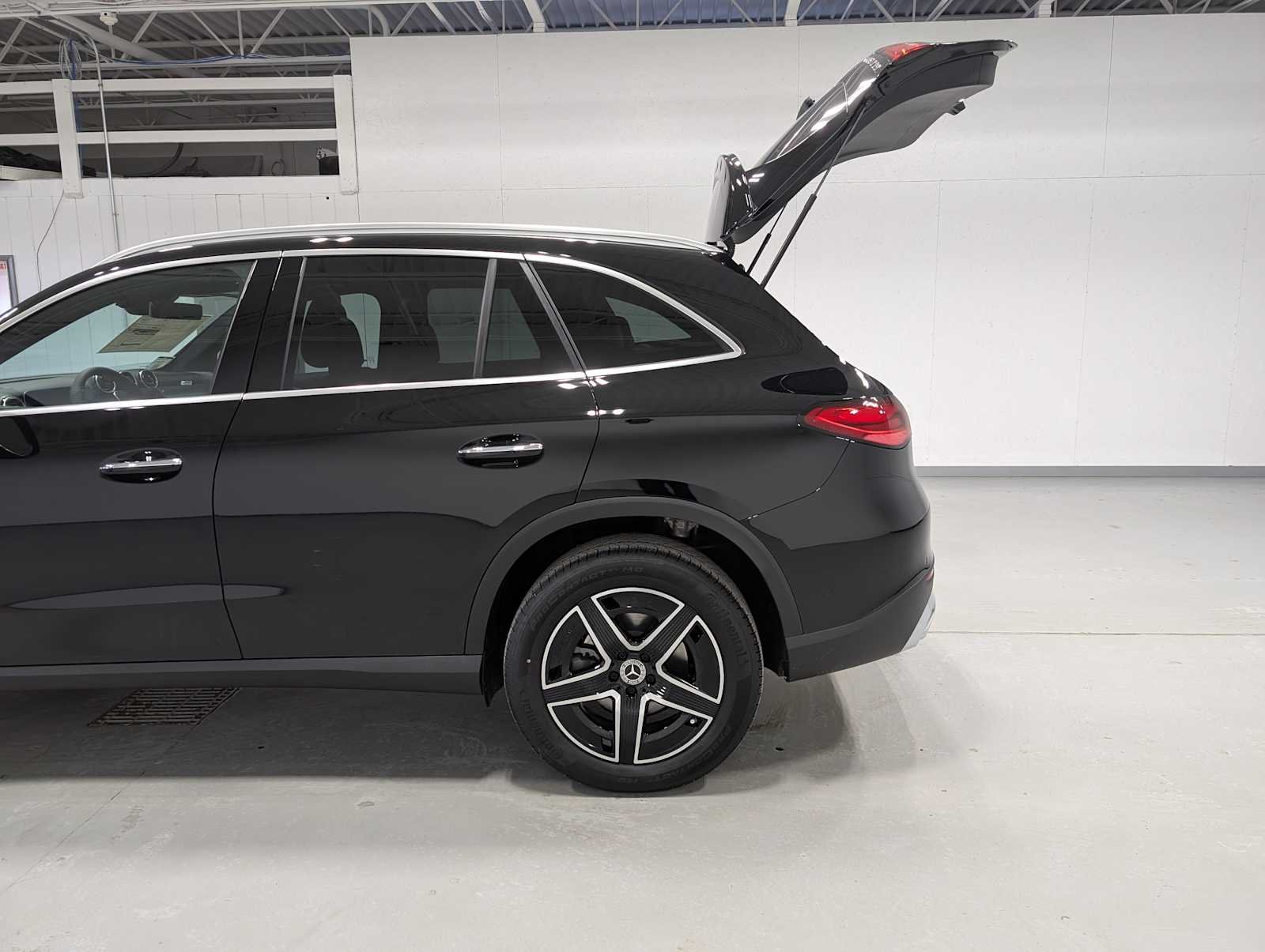 Used 2026 Obsidian Black Metallic Mercedes-Benz GLC 300 image 9
