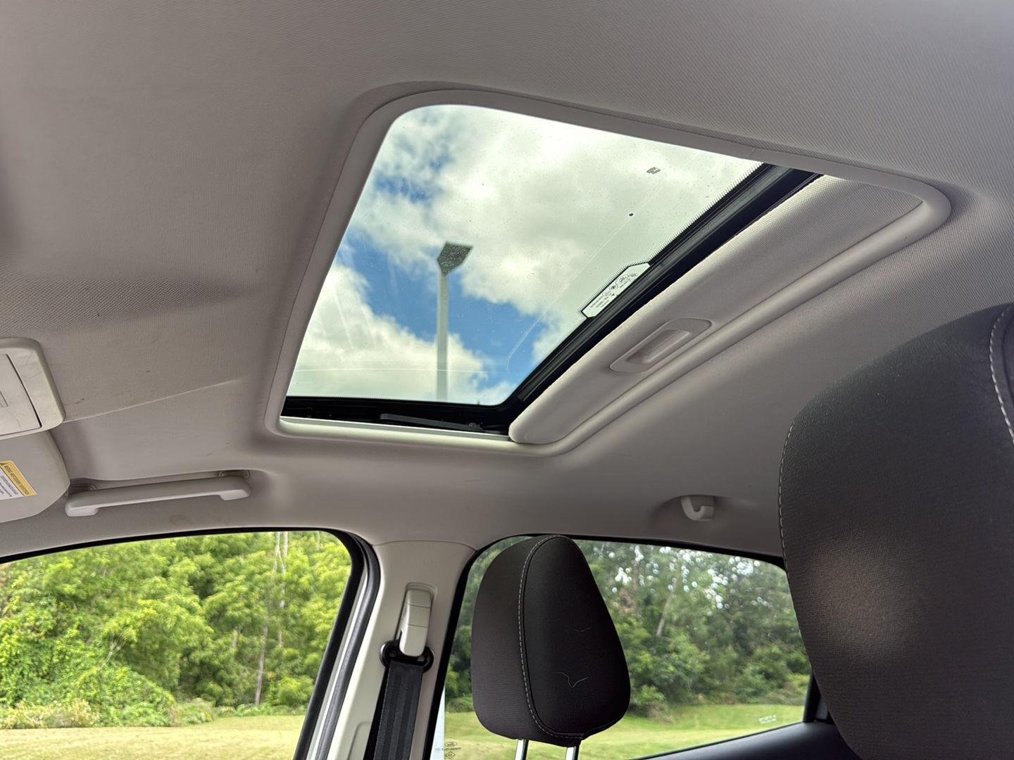 Used 2019 Diamond White Ford SE image 22
