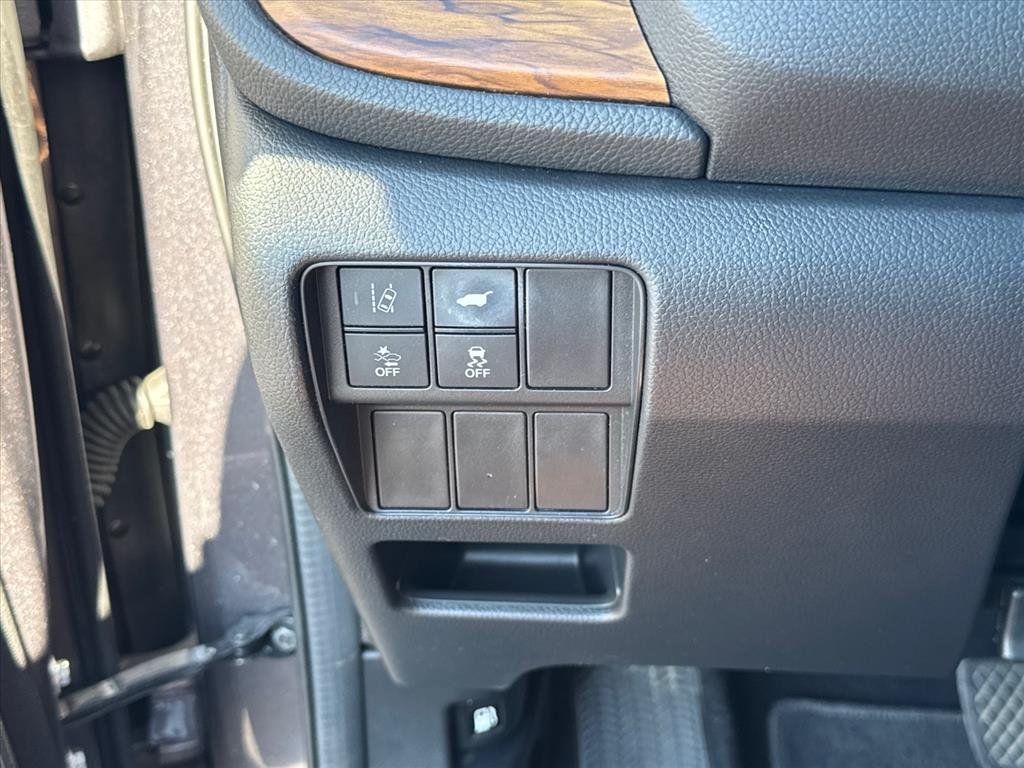 Used 2018 Modern Steel Metallic Honda Touring image 24