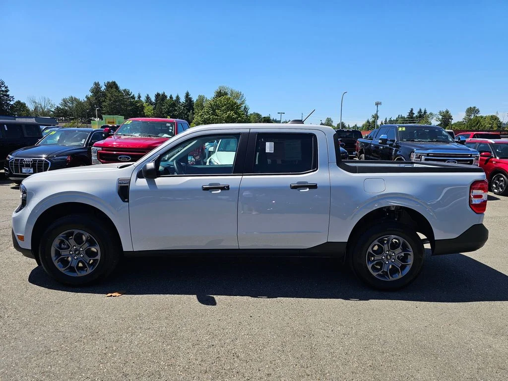 New 2025 Space White Metallic Ford XLT image 4