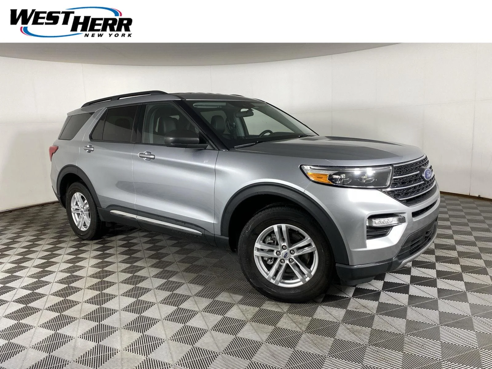 Used 2023 Iconic Silver Ford XLT image 1