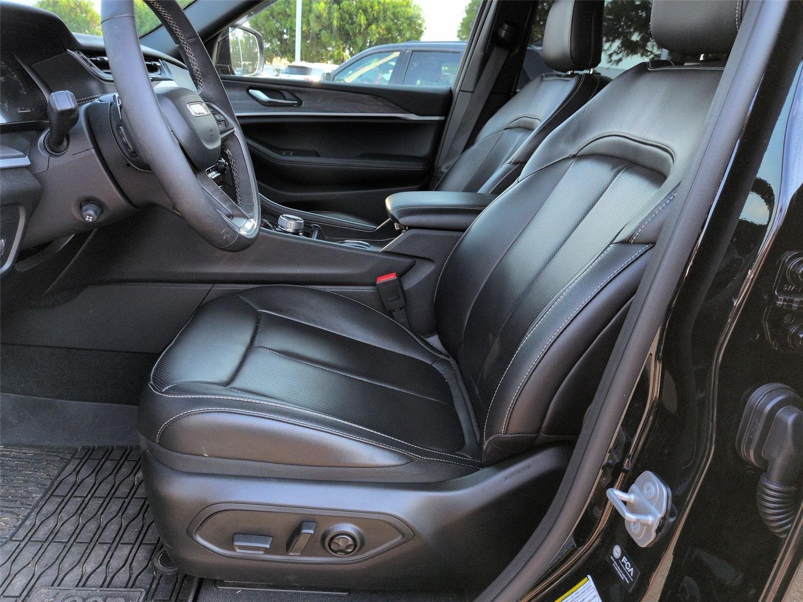 Used 2025 Diamond Black Crystal Pearlcoat Jeep Limited image 18