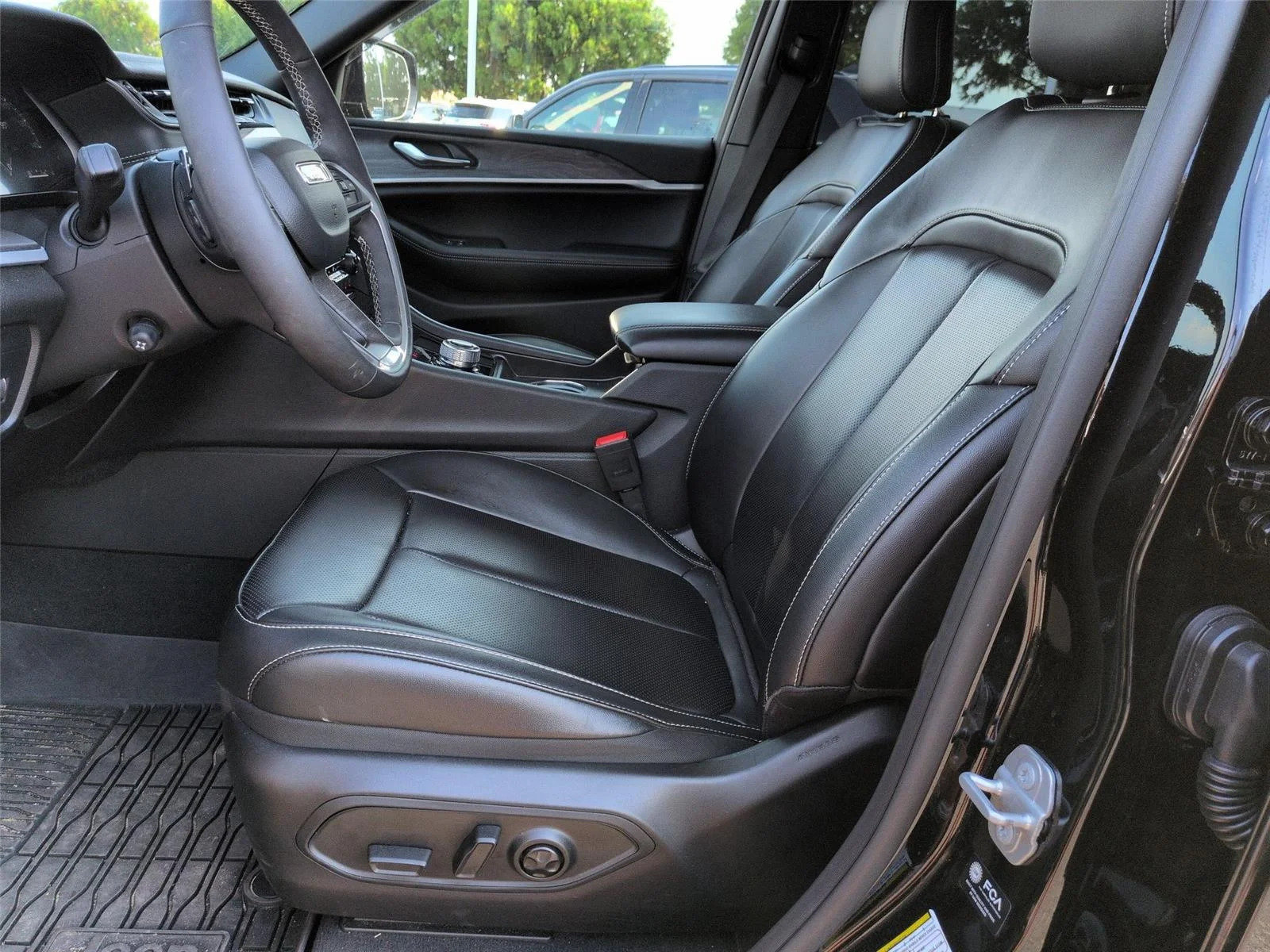 Used 2025 Diamond Black Crystal Pearlcoat Jeep Limited image 18