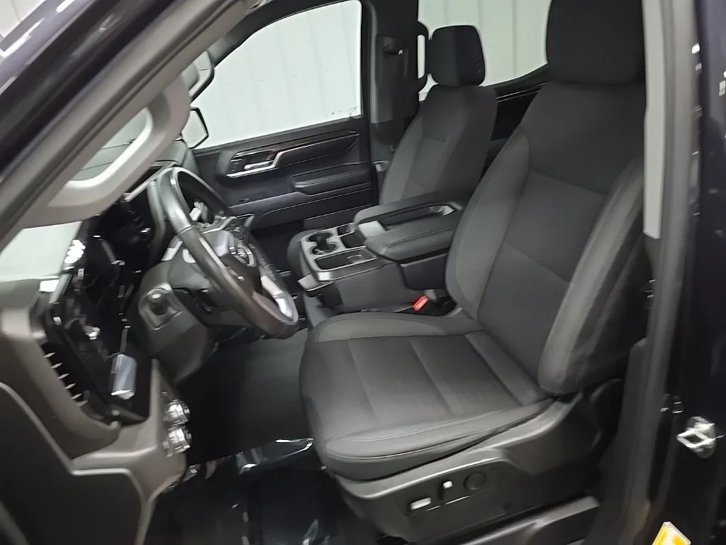 Used 2022 Silver GMC Elevation image 29