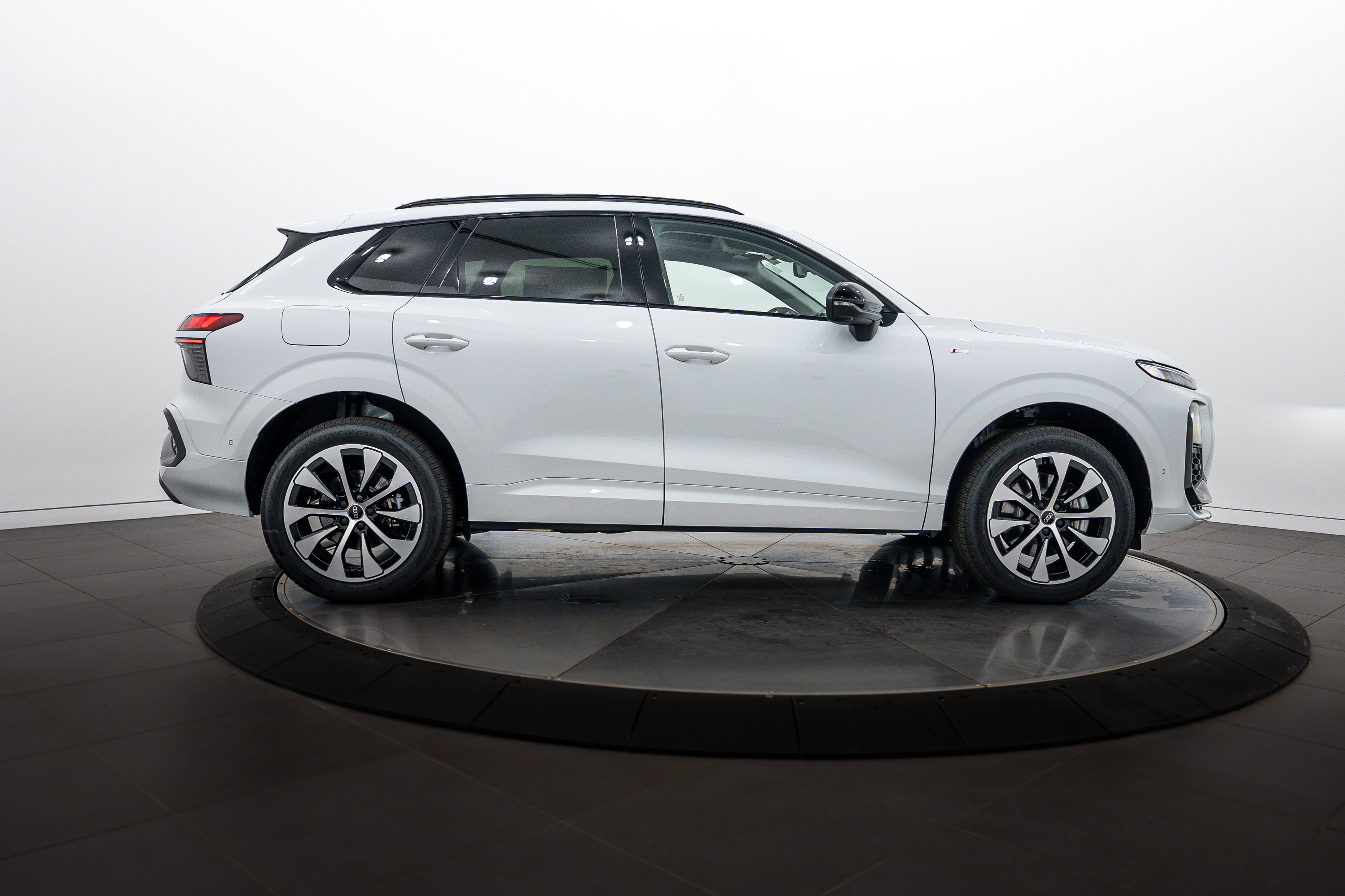 New 2026 Glacier White Audi S line image 3