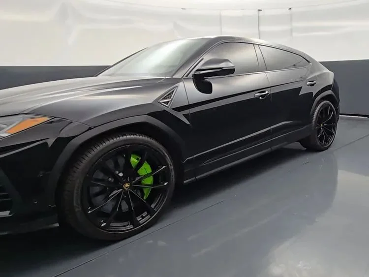 Used 2022  Lamborghini Sport Utility 4D image 9