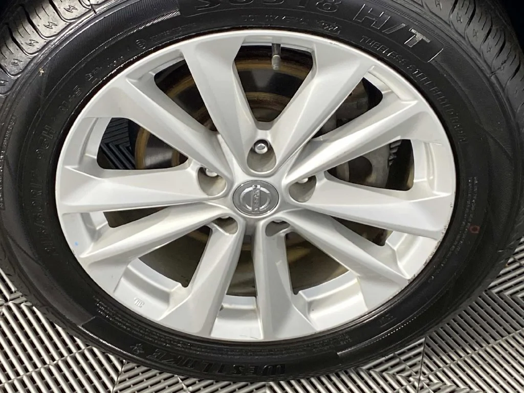 Used 2018 Caspian Blue Nissan S image 30