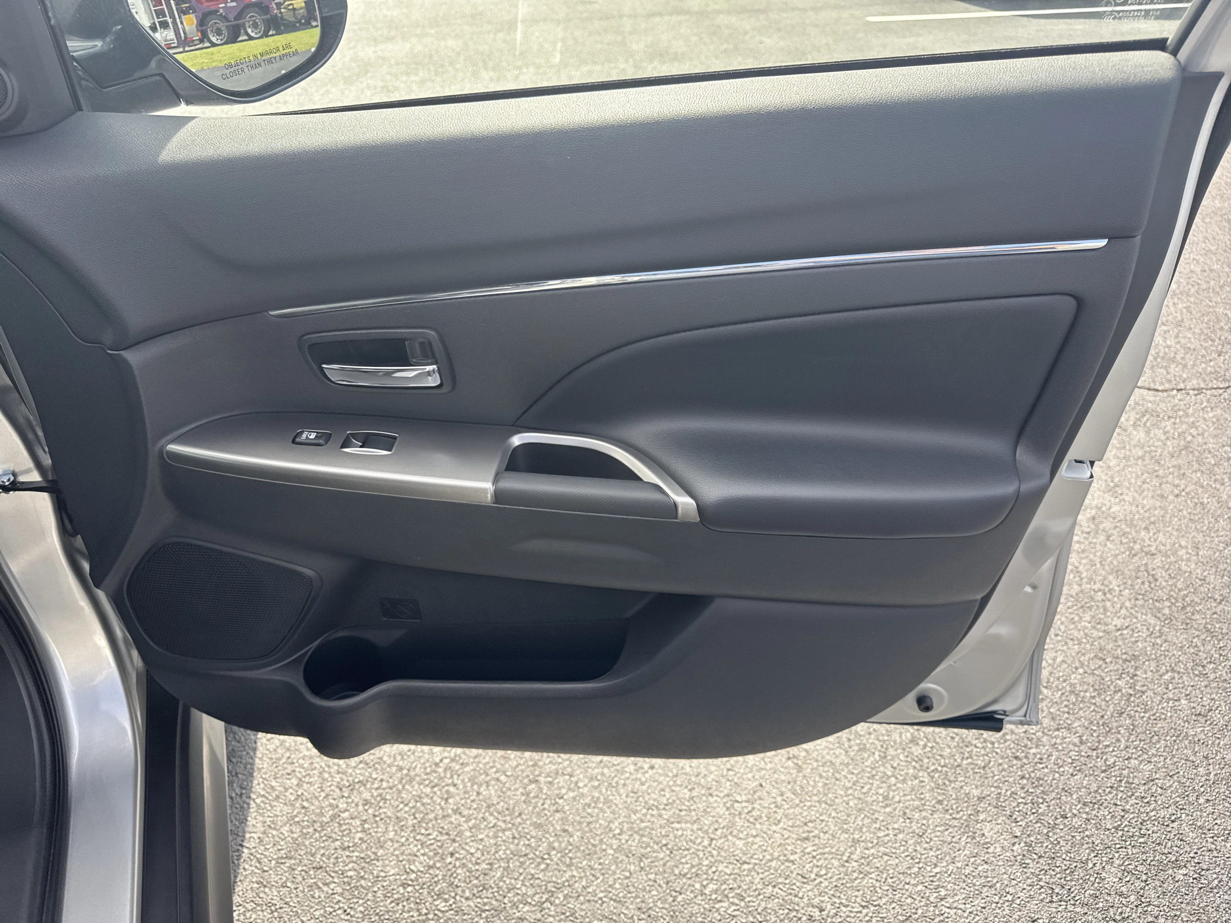 Used 2025  Mitsubishi 2.0 ES image 36