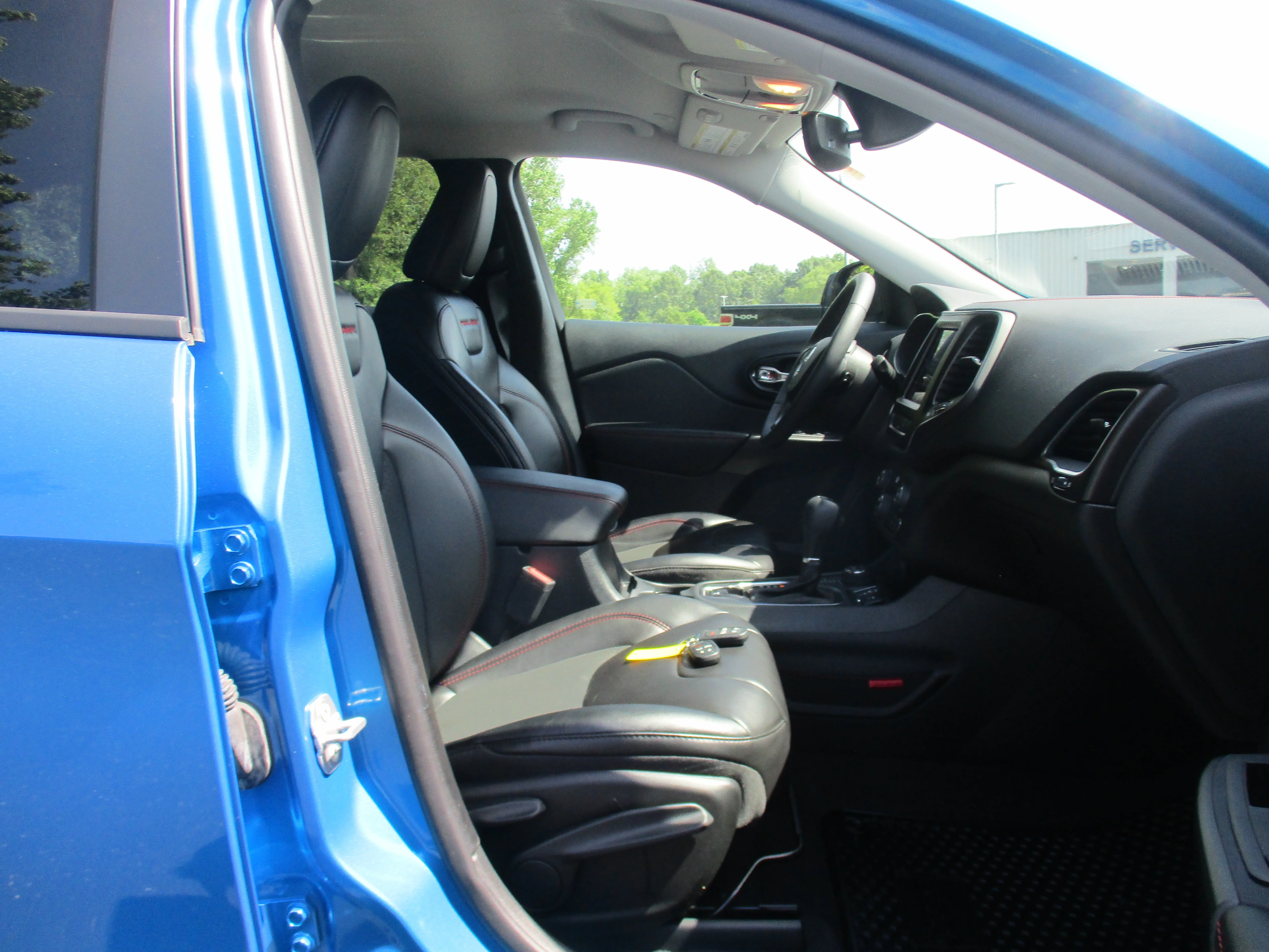 Used 2022 Hydro Blue Pearlcoat Jeep Trailhawk image 39