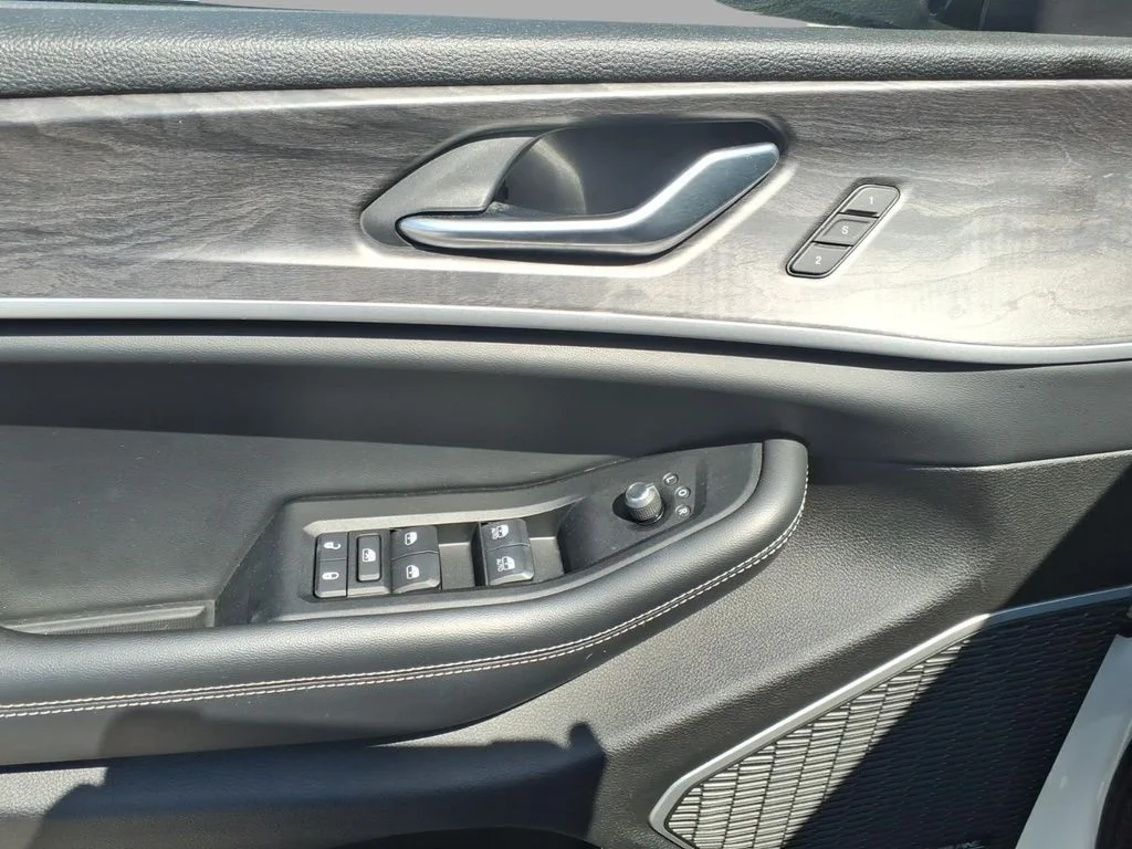Used 2022 White Jeep Limited image 14