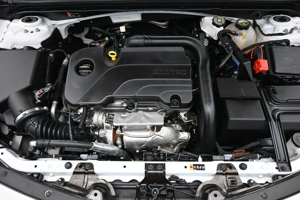 Used 2025 White Chevrolet LT image 15