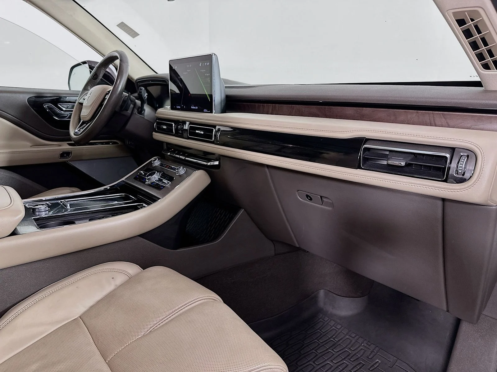Used 2021 White Lincoln Reserve image 34
