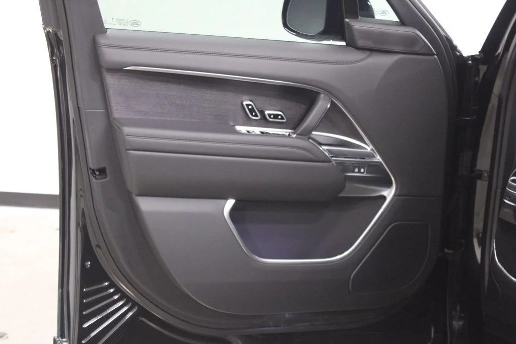 New 2026 Santorini Black Land Rover SE image 15