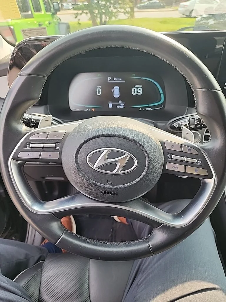 Used 2023 Black Hyundai SEL image 2